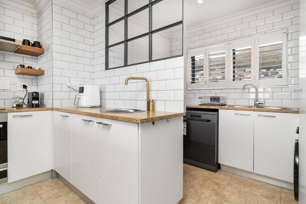 Styled Top Floor Apartment, With Back-Up Power Le Cap Extérieur photo