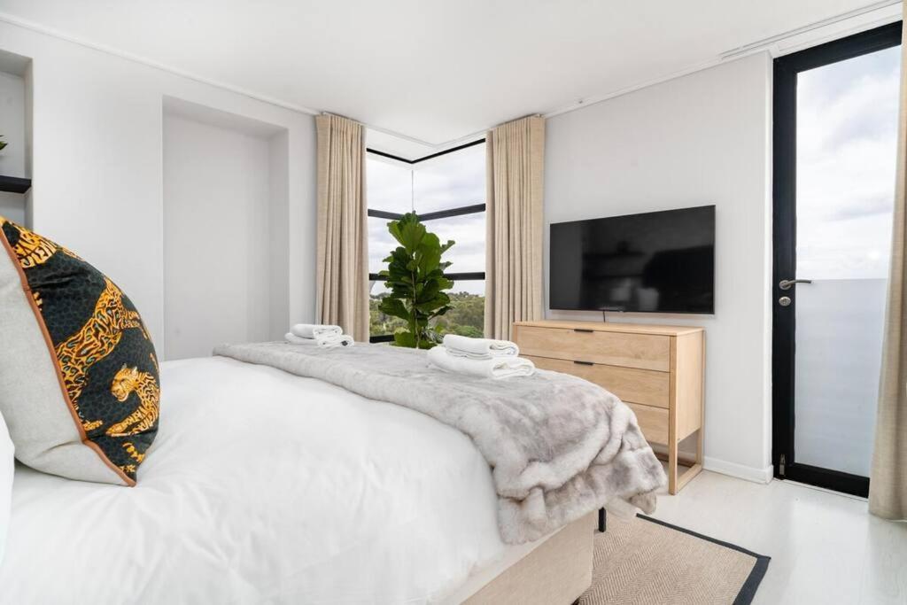 Styled Top Floor Apartment, With Back-Up Power Le Cap Extérieur photo