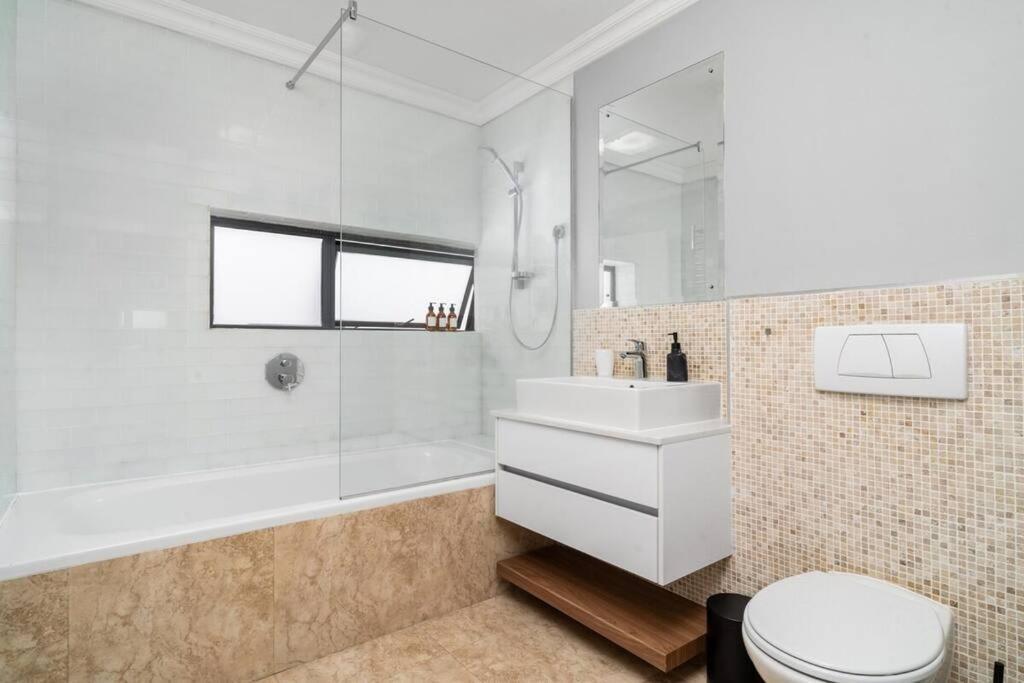 Styled Top Floor Apartment, With Back-Up Power Le Cap Extérieur photo